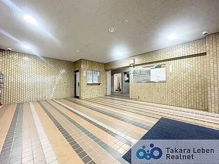 エントランスは落ち着いた雰囲気がただようようです。きちんと管理が行き届いております。