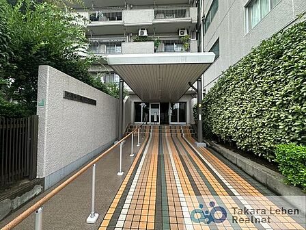 エントランス周りは広々としたアプローチとなっており、毎日のお出かけを気持ち良く後押ししてくれます。