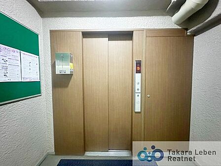 落ち着いた雰囲気の玄関。毎日の外出や帰宅の際にも気持ちを落ち着かせてくれる空間になりそうですね。