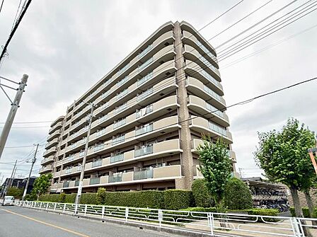 街並みに馴染むシンプルで端正なフォルム。管理体制良好。暮らしやすい環境で安心してお住まいになれます。