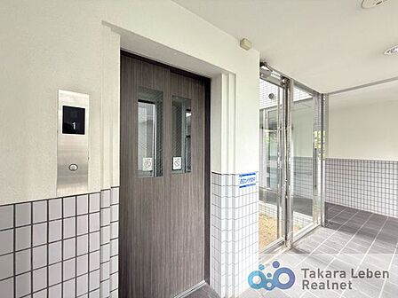 お買い物でたくさんの荷物を持っている時や、仕事でクタクタに疲れている時など、階段で1段ずつ上がるのは大変。そんな時にも便利なエレベーター付きの物件です。