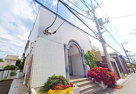 閑静な住宅街に佇む本マンションは、きりりと端正なフォルムが周りの風景に溶け込みながらも、美しく存在感を表しております。穏やかなこの地の表情と呼応して、人々の意識を引き寄せる事でしょう。