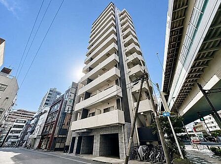 周囲の風景と美しく調和した外観は、主張しすぎず、それでいて印象に残る佇まい。住むほどに愛着が深まる、落ち着きあるデザインです。オートロック・宅配ボックス完備で管理体制良好。