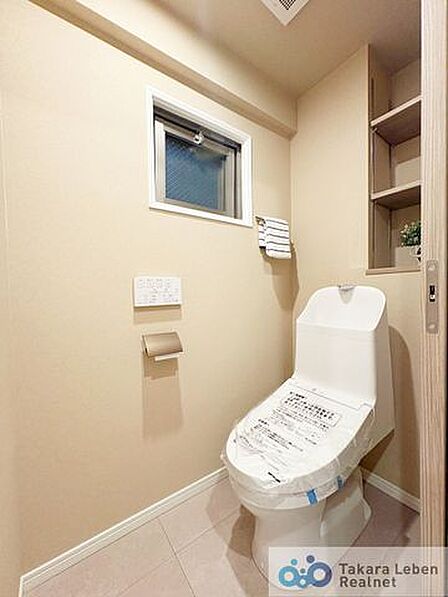 小窓付きのトイレは通風・採光に優れており、心地よい光と風が溢れています。