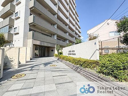 エントランス周りは植栽を配し、綺麗に管理されております。毎日のお出かけを気持ち良く後押ししてくれますね。