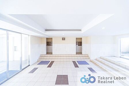 マンションエントランスです。落ち着いた温かみのある色調で、住む人をやさしく迎えてくれます。