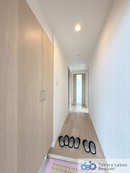 訪れる方を優しくお出迎えする落ち着いた玄関。毎日の外出や帰宅の際にも気持ちを落ち着かせてくれる空間になりそう。