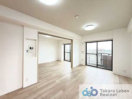 家族だけのプライベートタイムを心地よく過ごせるリビング空間。住まう方のライフスタイルを尊重し、オンリーワンの空間を創り出します。