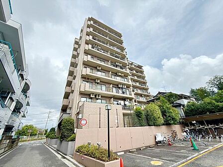 街並みに馴染むシンプルで端正なフォルム。管理体制良好。暮らしやすい環境で安心してお住まいになれます。