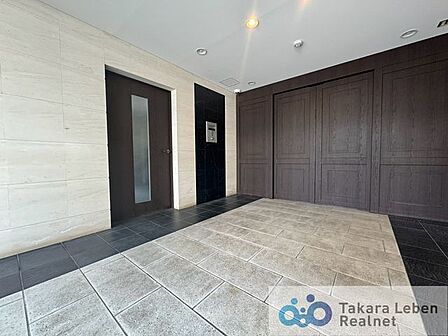 マンションエントランスです。落ち着いた温かみのある色調で、住む人をやさしく迎えてくれます。