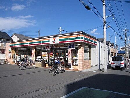 セブンイレブン越谷大里東店 徒歩8分。 610m