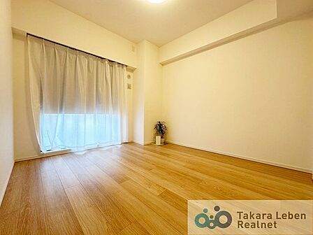 洋室約6.0帖。寝室は一日の疲れを癒す休息の場所。適度な採光と通風を確保する事で心地よい空間が生まれ、明日への活力とつながっていきます。