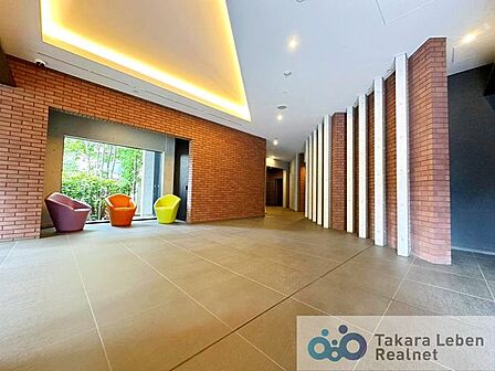 明るさと開放感を意識したロビー空間。建物に入った瞬間から、すっきりとした印象で住まう方を迎えます。