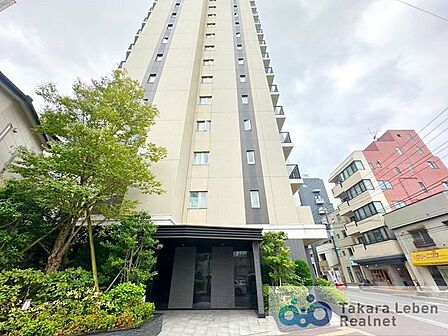 街に馴染みつつも確かな存在感を放つ、洗練された外観。シンプルながらも細部まで配慮されたデザインが、上質な暮らしへの期待を高めます。