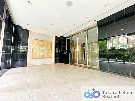 マンションエントランスです。落ち着いた温かみのある色調で、住む人をやさしく迎えてくれます。広々とした高級感溢れるエントランスが、ワンランク上の生活をお約束致します。