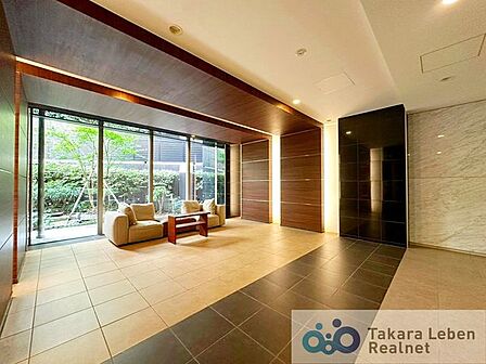 落ち着いた雰囲気に包まれたロビーは、住まい全体の品の良さを感じさせる空間。来訪者にも安心感を与えます。