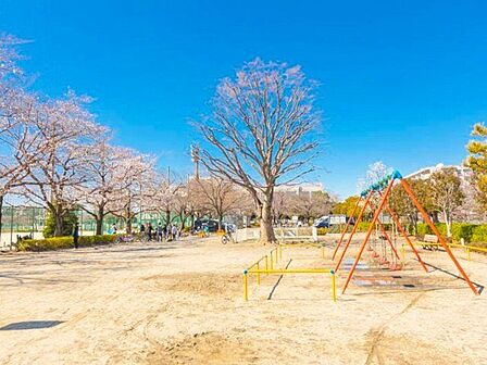 戸塚榎戸公園 徒歩6分。 430m