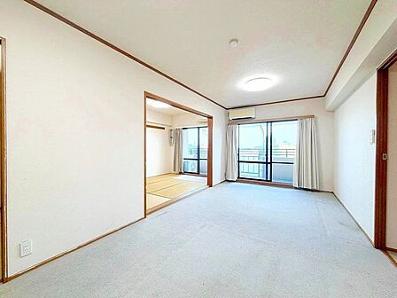 家族が集まる場所だからこそ、採光と通風を確保した心地よいリビングとなっております。自然と家族皆が揃い、笑顔が溢れる場となりそうです。