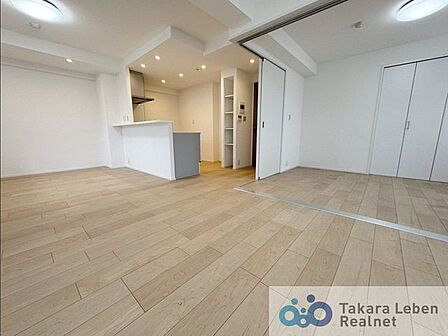 家族だけのプライベートタイムを心地よく過ごせるリビング空間。住まう方のライフスタイルを尊重し、オンリーワンの空間を創り出します。