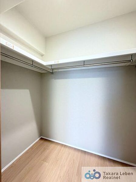 季節ごとの衣類を収納できるウォークインクローゼット。