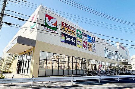 ヨークフーズ 中浦和店 徒歩2分。 180m