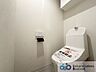 トイレ：ウォシュレット機能付きのトイレは壁掛けリモコンの上位グレードを採用。便座がスッキリした印象となり、限られた空間を広く見せる効果があります。