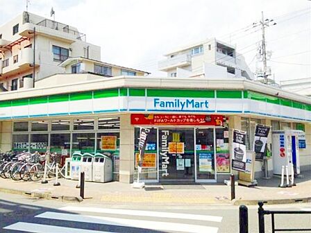 ファミリーマート富士見台駅前店 徒歩7分。 500m