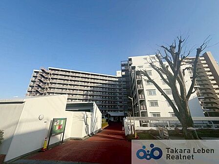 周囲の景観と美しく溶け合いながら、凛とした表情を見せる外観デザイン。落ち着きと品格を兼ね備え、日常を心地よく迎え入れてくれる住まいです。