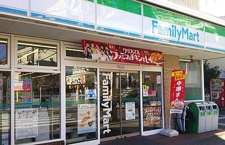 ファミリーマート大宮中央店 徒歩3分。 150m
