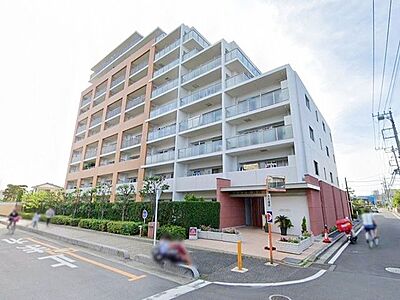 外観：日差しに恵まれた閑静な立地に建つ、総戸数94戸10階建マンション。家計に優しいオール電化住宅、ペット飼育可能です。