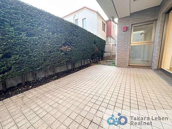 テラスにはチェ...