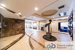 エントランス・パティオビューテラスに配された気品あふれるオブジェ。彫刻家・御宿至氏による夢への到達を象徴したオブジェ「石の花」が設置されており、さらに格調を醸しだしています。