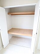 3段に分かれている収納があり衣類以外でもたくさん収納できます！