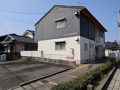 外観：閑静な住宅街に馴染む、落ち着いた雰囲気のアパートです。