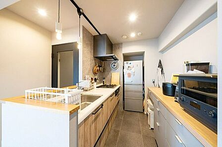 【キッチン】開放感があり、リビングとの一体感を感じられるキッチン。料理をしながらでもご家族との会話を楽しめます。