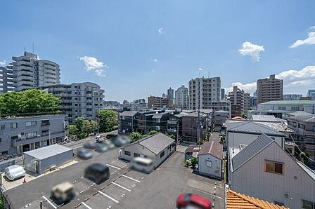 周囲に高い建物が少なく、陽当り・通風ともに良好な住環境です。