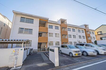 【外観】浦和駅まで徒歩11分。小中学校徒歩圏内、子育て世帯にうれしい教育環境です。