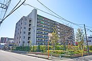 【外観】大切なペットと一緒に暮らせる「ペット飼育可」のマンションです（2匹まで、飼育細則有）。夜遅い帰宅でも荷物が受け取れて便利な宅配ボックス付きです。