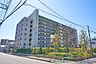 外観：【外観】大切なペットと一緒に暮らせる「ペット飼育可」のマンションです（2匹まで、飼育細則有）。夜遅い帰宅でも荷物が受け取れて便利な宅配ボックス付きです。