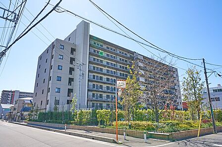 【外観】大切なペットと一緒に暮らせる「ペット飼育可」のマンションです(2匹まで、飼育細則有)。夜遅い帰宅でも荷物が受け取れて便利な宅配ボックス付きです。