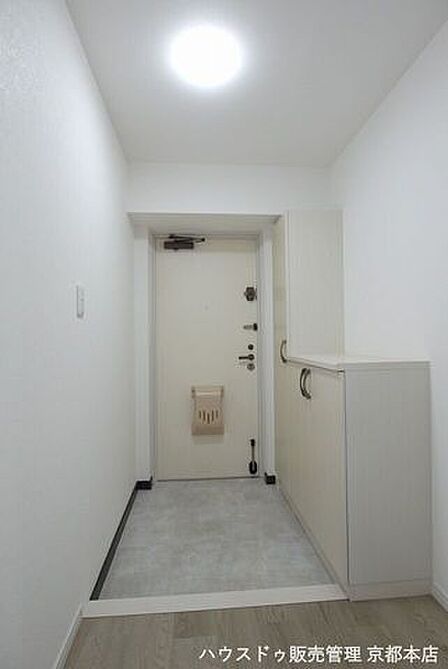 白×グレー×木目のすっきりと整った玄関