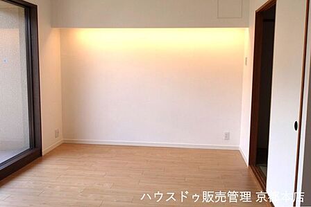 リビングには間接照明があり、落ち着いた空間です