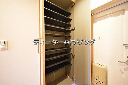 収納力たっぷり。ゆとりのシューズボックスにはママのブーツもラクラク入ります。