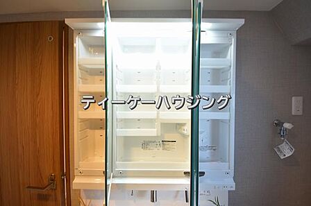 三面鏡の裏には収納がたっぷり。洗面室をすっきりきれいに使えます。