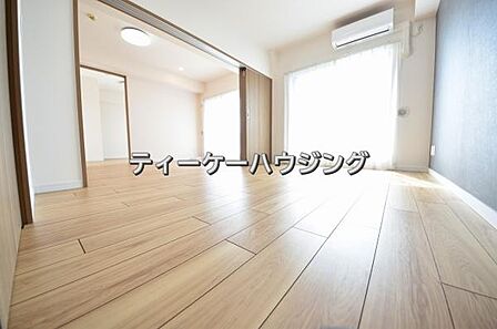南に面した洋室は採光、通風に優れた心地よい空間です。
