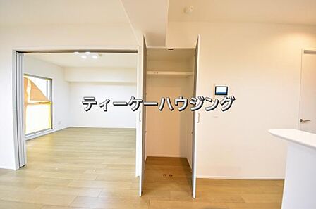 リビングに収納があると助かりますよね。
