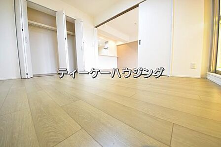 南に面した洋室は採光、通風に優れた心地よい空間です。