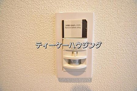 玄関には人感センサー付きの照明を設置しました。
