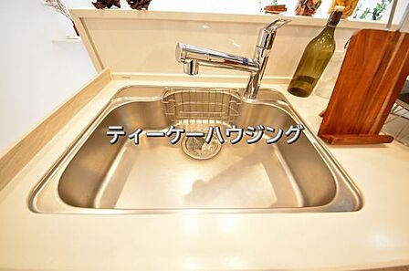 家族と触れ合いを大切にできる対面キッチンです。浄水器付きです。