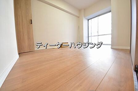 バルコニーに面した明るくて、風通しの良い心地よい洋室です。